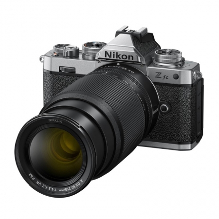 Nikon Z fc mit Objektiv Z DX 16-50mm VR und Z DX 50-250mm VR (VOA090K003)